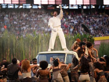 El artista puertorriqueño se convirtió en el protagonista del espectáculo de medio tiempo más visto de todos los tiempos al encabezar el show del Super Bowl LX. AP / ARCHIVO