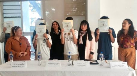 Jóvenes del Albergue Varonil San Antonio Alcalde reciben constancias por la conclusión del curso de Computación Avanzada, impartido por el IDEFT. CORTESÍA