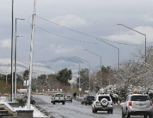 El SMN advirtió que la presencia de nieve y aguanieve puede ocasionar derrapes o colisiones vehiculares, principalmente en tramos carreteros con curvas o pendientes, por lo que recomendó extremar precauciones. EFE/Archivo