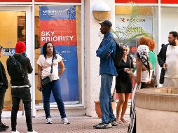 Personas aguardan frente a oficinas de aerolíneas en La Habana. EFE/E. Mastrascusa