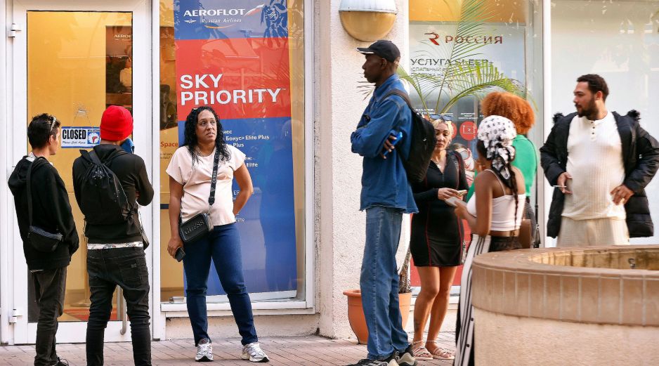 Personas aguardan frente a oficinas de aerolíneas en La Habana. EFE/E. Mastrascusa