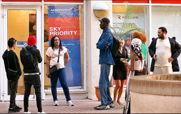 Personas aguardan frente a oficinas de aerolíneas en La Habana. EFE/E. Mastrascusa