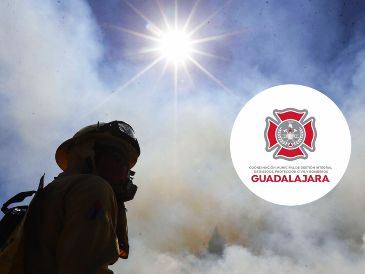 El incendio consumió una gran cantidad de madera y autopartes en desuso, lo que generó una densa columna de humo. NTX / ARCHIVO