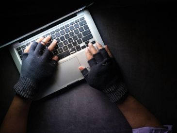 Proteger tu equipo no solo previene fallas técnicas, sino que también reduce el riesgo de que terceros accedan a tus datos personales y financieros. CANVA