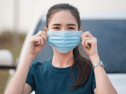 Además del uso de cubrebocas, las autoridades sanitarias aconsejan evitar compartir utensilios como vasos, platos, cucharas y popotes, así como procurar comer al aire libre y reducir la convivencia en espacios cerrados. CANVA