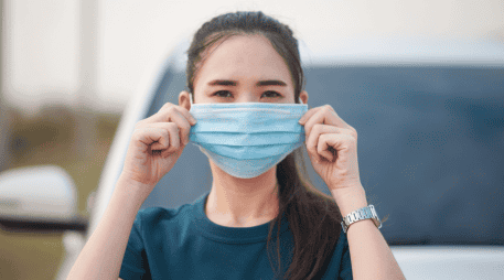 Además del uso de cubrebocas, las autoridades sanitarias aconsejan evitar compartir utensilios como vasos, platos, cucharas y popotes, así como procurar comer al aire libre y reducir la convivencia en espacios cerrados. CANVA