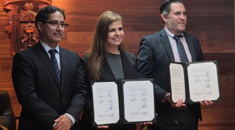 Karla Planter de la UdeG y Antonio Lancaster Jones del CCIJ  muestran la firma del convenio de colaboración . EL INFORMADOR / J. Velazco