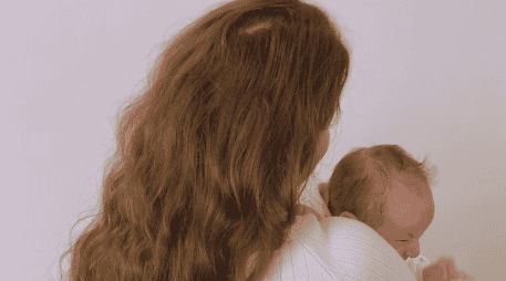 Es importante evitar corrientes de aire, cerrando puertas y ventanas, ya que los bebés aún no regulan de forma eficiente su temperatura corporal. ESPECIAL