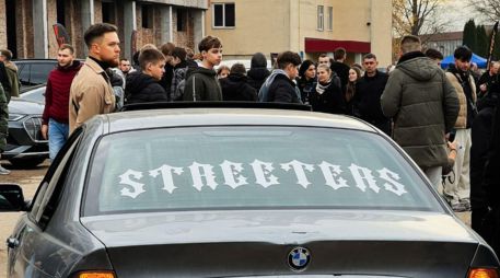 Las autoridades establecen lineamientos claros sobre qué elementos pueden colocarse en un vehículo. PEXELS