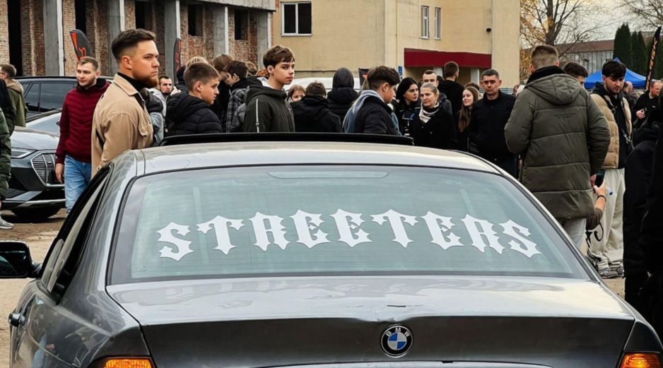 Las autoridades establecen lineamientos claros sobre qué elementos pueden colocarse en un vehículo. PEXELS