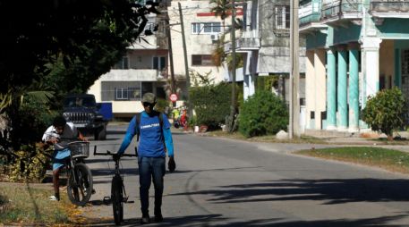 Varios cálculos independientes estiman que serían precisos entre ocho mil y 10 mil millones de dólares para sanear el sistema eléctrico. EFE/ E. Mastrascusa