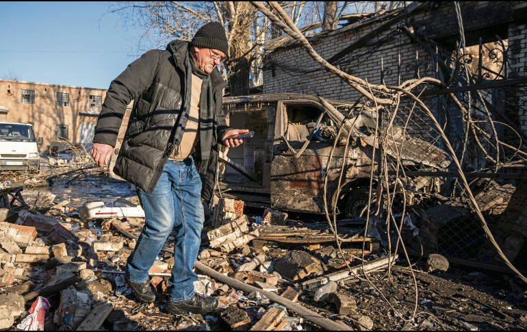 Un ciudadano ucraniano camina entre los restos de un bombardeo en Donetsk. EFE