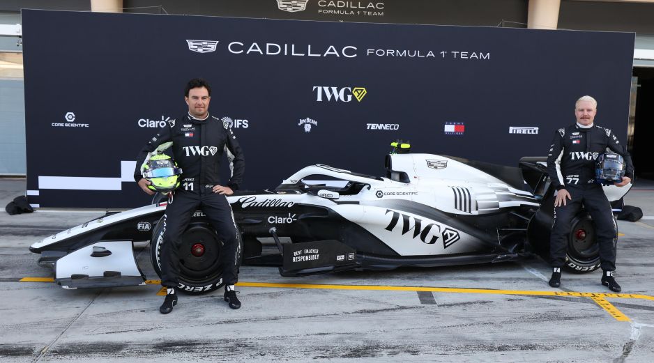 Sergio Pérez y Valtteri Bottas posan en su Cadillac antes de las pruebas de pretemporada de Fórmula 1 en el Circuito Internacional de Bahréin. EFE/A. Haider