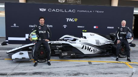 Sergio Pérez y Valtteri Bottas posan en su Cadillac antes de las pruebas de pretemporada de Fórmula 1 en el Circuito Internacional de Bahréin. EFE/A. Haider