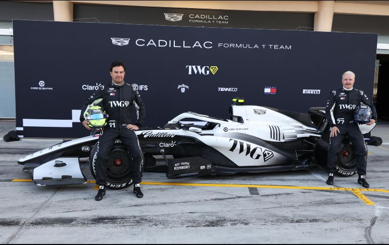 Sergio Pérez y Valtteri Bottas posan en su Cadillac antes de las pruebas de pretemporada de Fórmula 1 en el Circuito Internacional de Bahréin. EFE/A. Haider