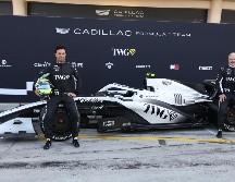 Sergio Pérez y Valtteri Bottas posan en su Cadillac antes de las pruebas de pretemporada de Fórmula 1 en el Circuito Internacional de Bahréin. EFE/A. Haider