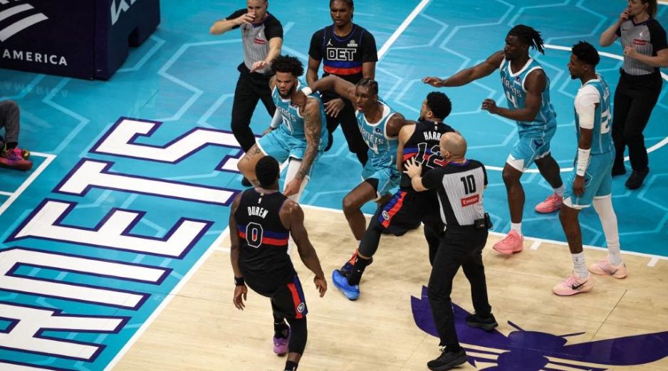 Los cuatro jugadores recibieron faltas técnicas y fueron expulsados del encuentro a 7:09 del final del tercer cuarto del partido del lunes en Charlotte. AFP / D. Jensen