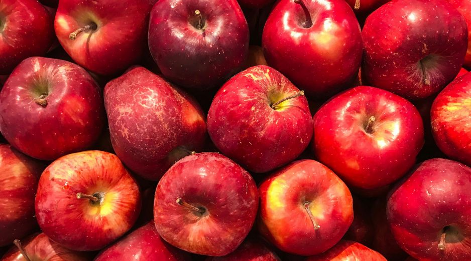 En general, comer manzana es seguro para la mayoría de las personas, no obstante, expertos advierten algunos puntos a considerar. Unsplash