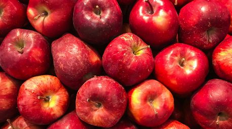 En general, comer manzana es seguro para la mayoría de las personas, no obstante, expertos advierten algunos puntos a considerar. Unsplash