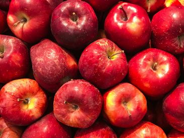 En general, comer manzana es seguro para la mayoría de las personas, no obstante, expertos advierten algunos puntos a considerar. Unsplash