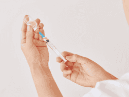 Si estás seguro de que ya padeciste sarampión durante tu infancia o adolescencia, no es necesario vacunarte. CANVA