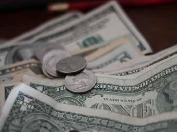 En perspectiva semanal, la divisa estadounidense acumula una caída de 0.93%. Si se amplía el horizonte a 12 meses, la depreciación frente al peso alcanza 15.23%. UNSPLASH