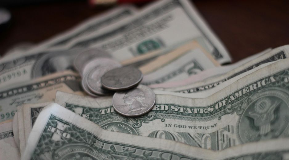 En perspectiva semanal, la divisa estadounidense acumula una caída de 0.93%. Si se amplía el horizonte a 12 meses, la depreciación frente al peso alcanza 15.23%. UNSPLASH