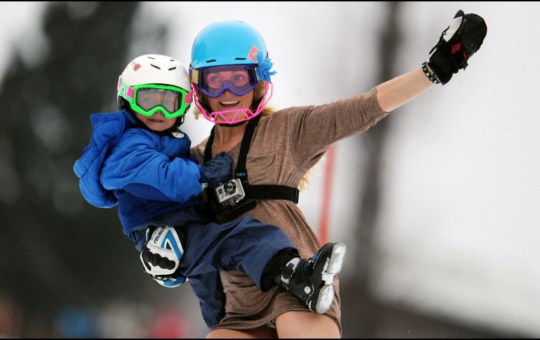 En 2011, tras anunciar su retiro, Sarah Schleper terminó la que sería su última prueba tomando a su hijo Lasse en brazos. La esquiadora salió del retiro y ahora ambos competirán en Milán-Cortina. AP/G. Auletta