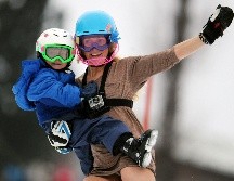 En 2011, tras anunciar su retiro, Sarah Schleper terminó la que sería su última prueba tomando a su hijo Lasse en brazos. La esquiadora salió del retiro y ahora ambos competirán en Milán-Cortina. AP/G. Auletta