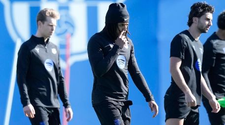 Frenkie de Jong, Jules Koundey Ferran Lopez en el entrenamiento en la víspera del juego. EFE/E. Fontcuberta