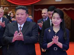 Kim Jong Un y su hija adolescente en el Gran Teatro de Pyongyang Oriental, durante un evento el 29 de junio de 2025. AP/Servicio de Noticias de Corea