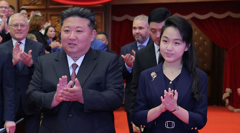 Kim Jong Un y su hija adolescente en el Gran Teatro de Pyongyang Oriental, durante un evento el 29 de junio de 2025. AP/Servicio de Noticias de Corea