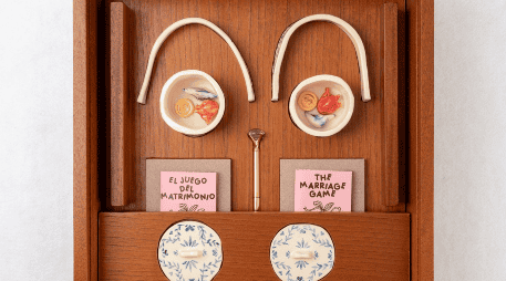 Fernández coloca bajo la lupa el amor romántico, el matrimonio y sus rituales contemporáneos, no como destino sentimental, sino como entramado cultural, económico y burocrático. ESPECIAL/Secretaría de Cultura