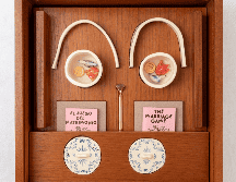 Fernández coloca bajo la lupa el amor romántico, el matrimonio y sus rituales contemporáneos, no como destino sentimental, sino como entramado cultural, económico y burocrático. ESPECIAL/Secretaría de Cultura