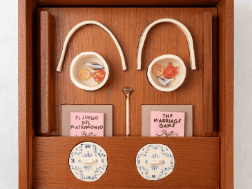 Fernández coloca bajo la lupa el amor romántico, el matrimonio y sus rituales contemporáneos, no como destino sentimental, sino como entramado cultural, económico y burocrático. ESPECIAL/Secretaría de Cultura