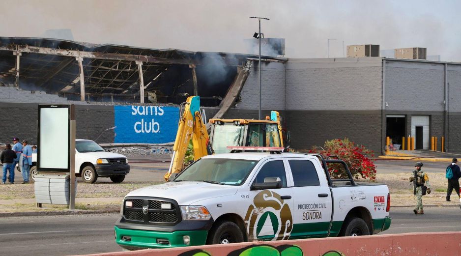 Aunque el fuego alcanzó gran intensidad al interior del establecimiento, las autoridades confirmaron que no se reportan personas lesionadas. CORTESÍA/ Coordinación Estatal de Protección Civil del Estado de Sonora
