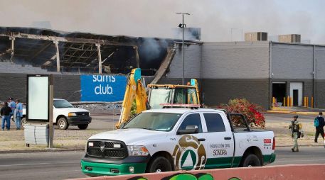 Aunque el fuego alcanzó gran intensidad al interior del establecimiento, las autoridades confirmaron que no se reportan personas lesionadas. CORTESÍA/ Coordinación Estatal de Protección Civil del Estado de Sonora