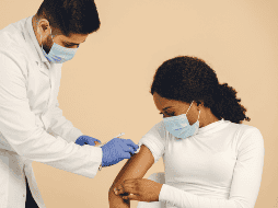 La protección contra el sarampión se administra generalmente mediante la vacuna triple viral (SRP), que también inmuniza contra rubéola y parotiditis. CANVA