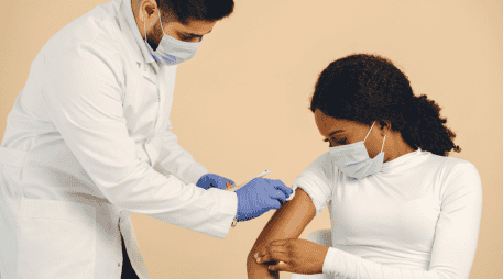 La protección contra el sarampión se administra generalmente mediante la vacuna triple viral (SRP), que también inmuniza contra rubéola y parotiditis. CANVA