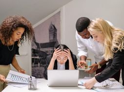 El hostigamiento constante en el trabajo puede derivar en estrés, ansiedad y otros problemas de salud mental. CANVA