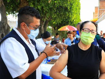 La vacunación se mantiene como la principal estrategia para frenar la propagación del virus ante el aumento de casos confirmados. EL INFORMADOR/ARCHIVO