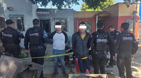 Los sujetos presuntamente reaccionaron de forma agresiva cuando fueron abordados por los uniformados, por lo que ambos fueron asegurados. ESPECIAL