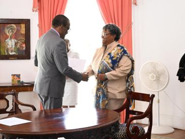 En su breve discurso de toma de posesión, Mottley, de 60 años, enfatizó el enfoque de su Gobierno en la lucha contra la pobreza. EFE/ @miaamormottley.