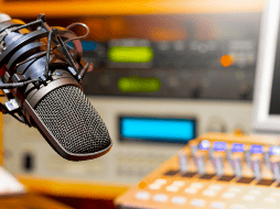 Aunque surgió a finales del siglo XIX, la radio ha sabido adaptarse a los cambios tecnológicos. CANVA