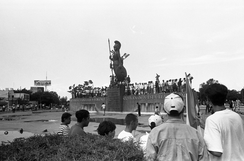 Festejos en la Minerva, con motivo del triunfo de la Selección Mexicana sobre Estados Unidos, ganando la Copa de Oro. 26 de Julio de 1993.&nbsp;EL INFORMADOR/ ARCHIVO