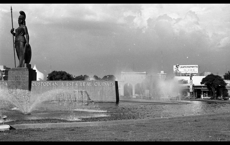 No obstante las pregonadas campañas de descontaminación visual que incluyen la prohibición de anuncios estructurales en determinadas zonas de la ciudad, como en la Glorieta Minerva, que es puerta de entrada, inexplicablemente el Ayuntamiento todavía permite la colocación de anuncios precisamente en ese lugar. Hemeroteca: 01 de Julio de 1980. EL INFORMADOR/ ARCHIVO
