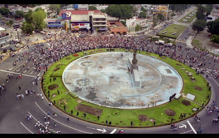 El empate a dos goles entre las selecciones de futbol de México y su similar de Holanda, con el consecuente pase a octavos de final en el Mundial Francia '98, provocó que miles de mexicanos salieran a las plazas a celebrar este histórico logro deportivo. El festejo transcurrió con relativa calma, excepto en el Distrito Federal donde detuvieron a más de 300 personas. En Guadalajara los festejos de aficionados efectuados en La Minerva, estuvo tranquilo como se observa en la gráfica. Hemeroteca: 26 de Junio de 1998. EL INFORMADOR/ ARCHIVO