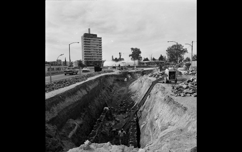 En forma acelerada fue la construcción de la red de colectores en Guadalajara, por parte del Gobierno del Estado. Aquí aparecen los trabajos a la altura de la Glorieta Minerva, en donde se realizaron desviaciones del tránsito de vehículos, para no interrumpir el ritmo de la construcción. Publicada: 13 de Enero de 1969. EL INFORMADOR/ ARCHIVO