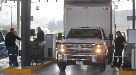 Por lo general, los automóviles tienen una palanca para activar las luces altas en el lado izquierdo del volante. EL INFORMADOR/ARCHIVO