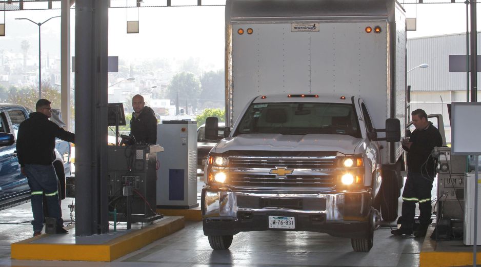 Por lo general, los automóviles tienen una palanca para activar las luces altas en el lado izquierdo del volante. EL INFORMADOR/ARCHIVO